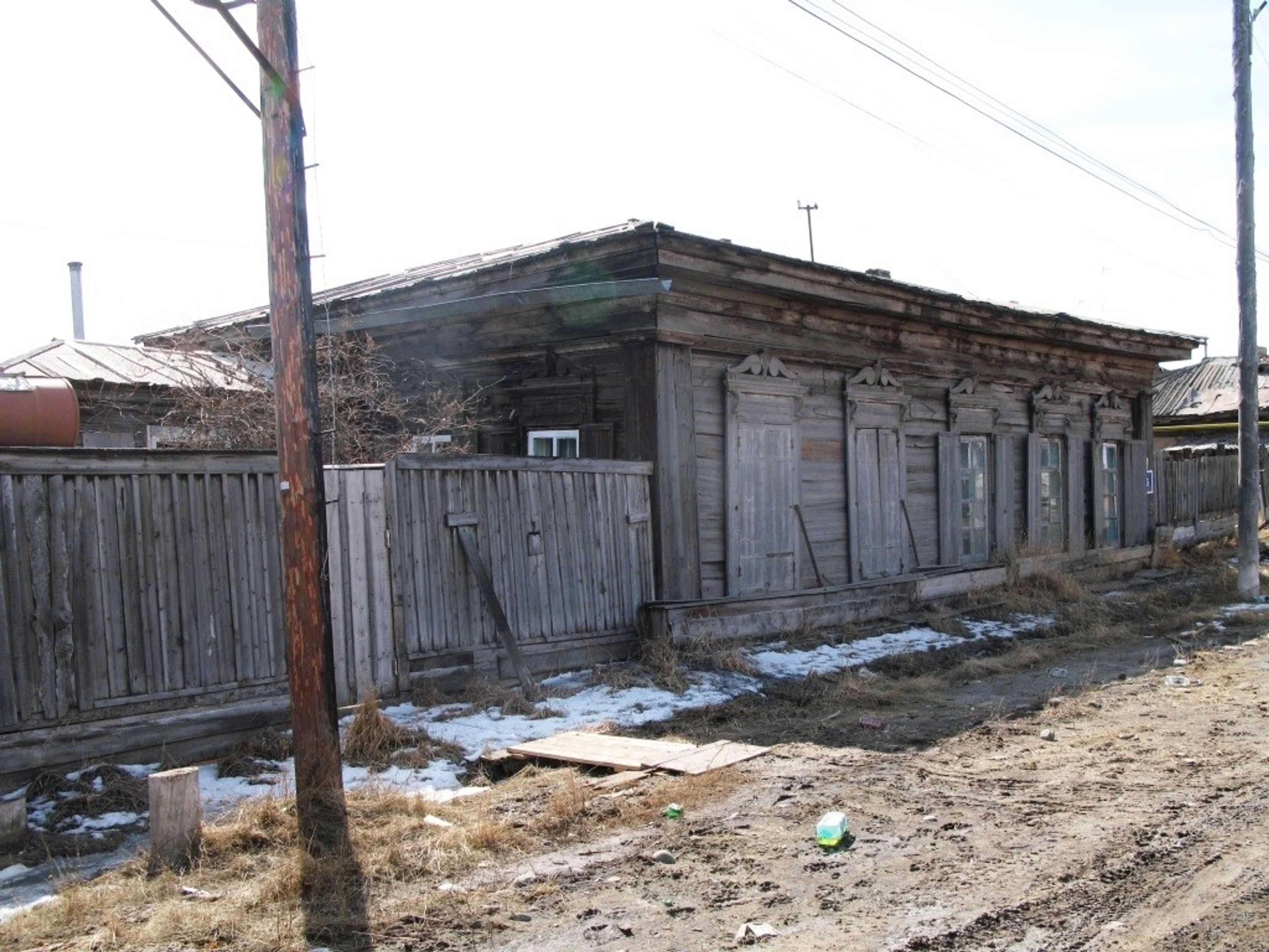 Дом, в котором в 1889 г. родился и жил Чепалов Владимир Николаевич - одни из первых якутских большевиков, активный участник трех русских революций и гражданской войны в Сибири, член партии с 1906 г.