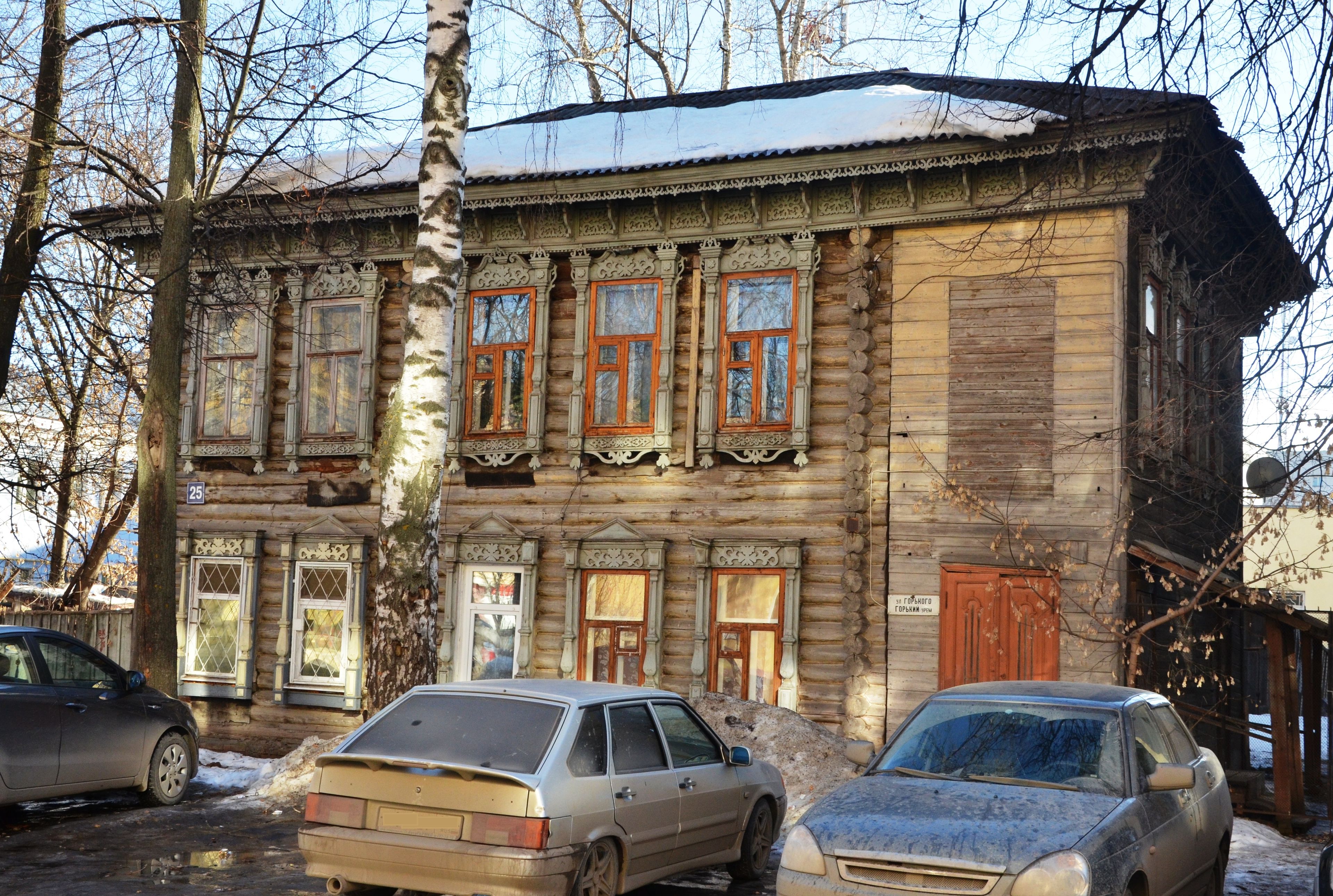 Дом с деревянной резьбой