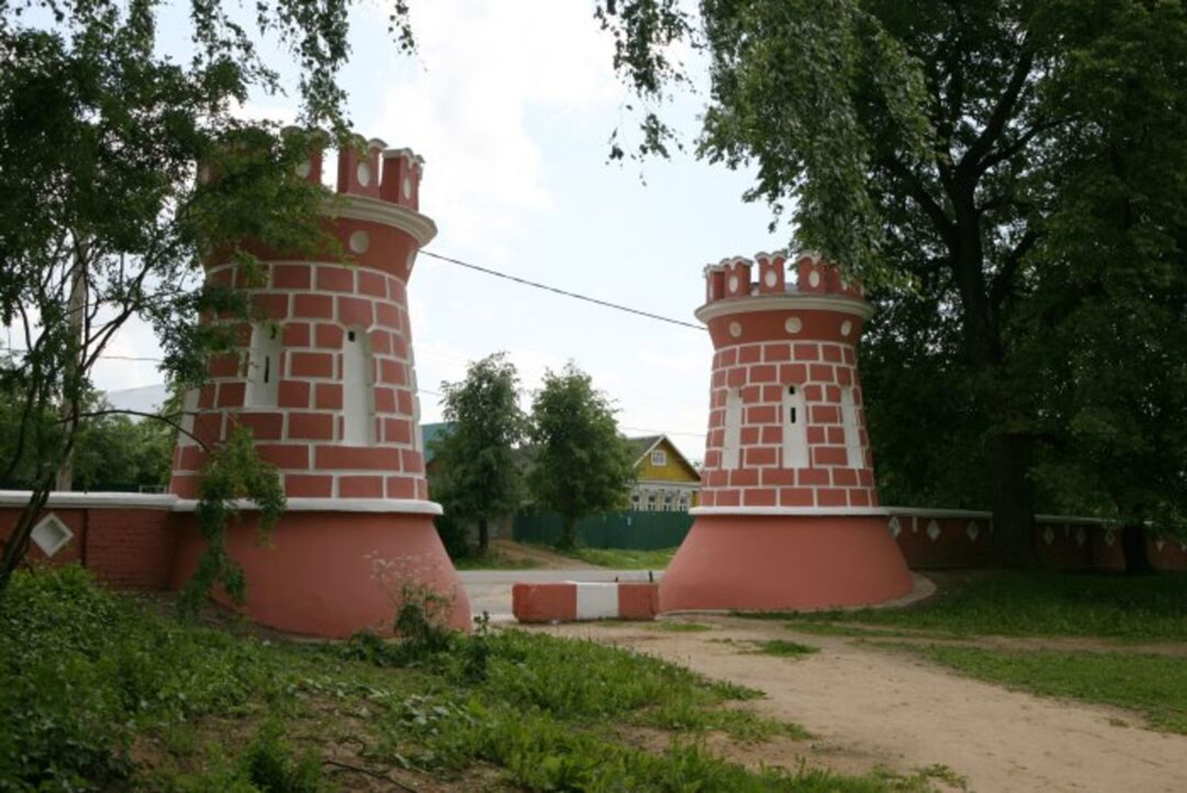 Стены и башни усадьбы Гончаровых