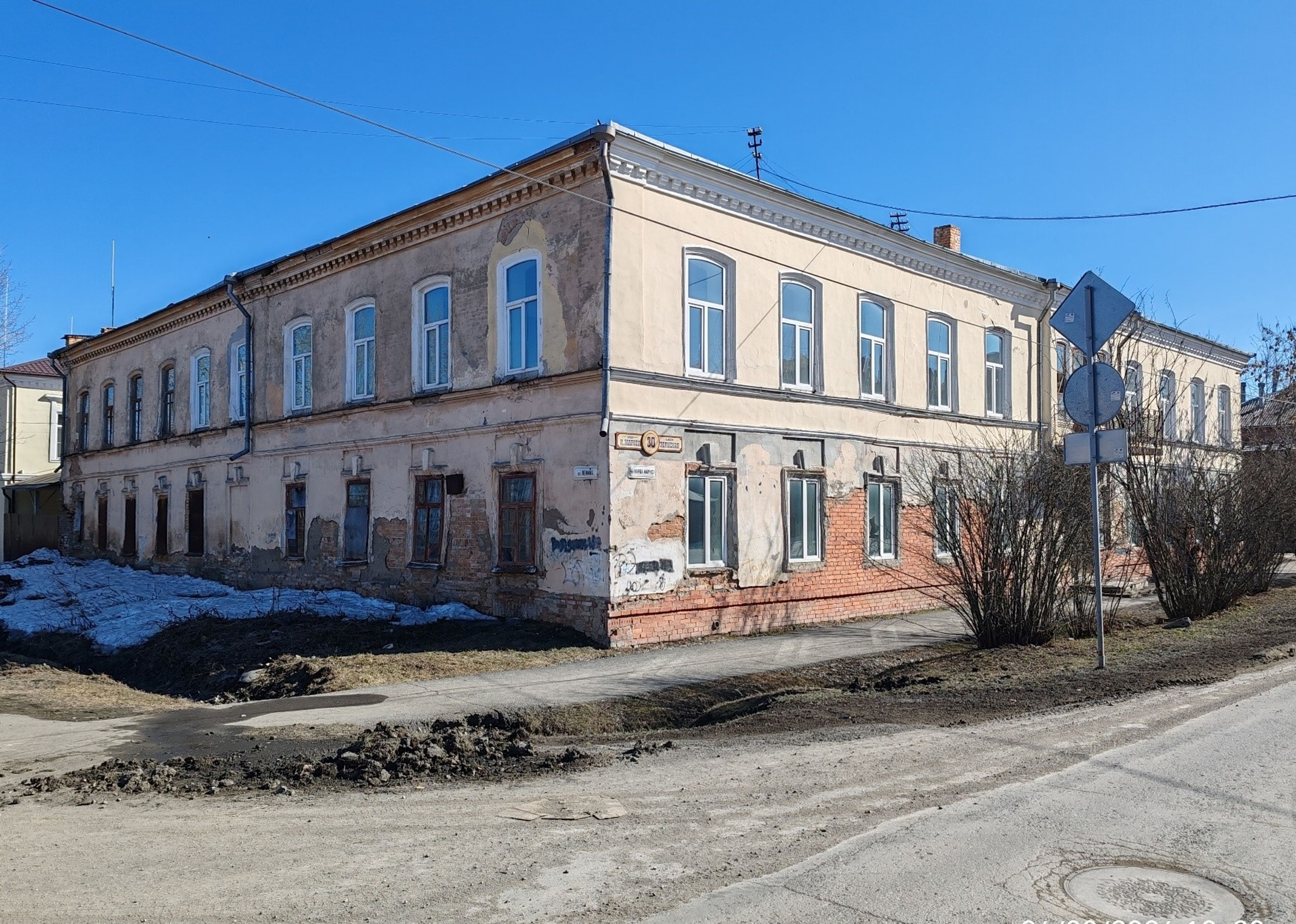 Здание в стиле позднего русского классицизма