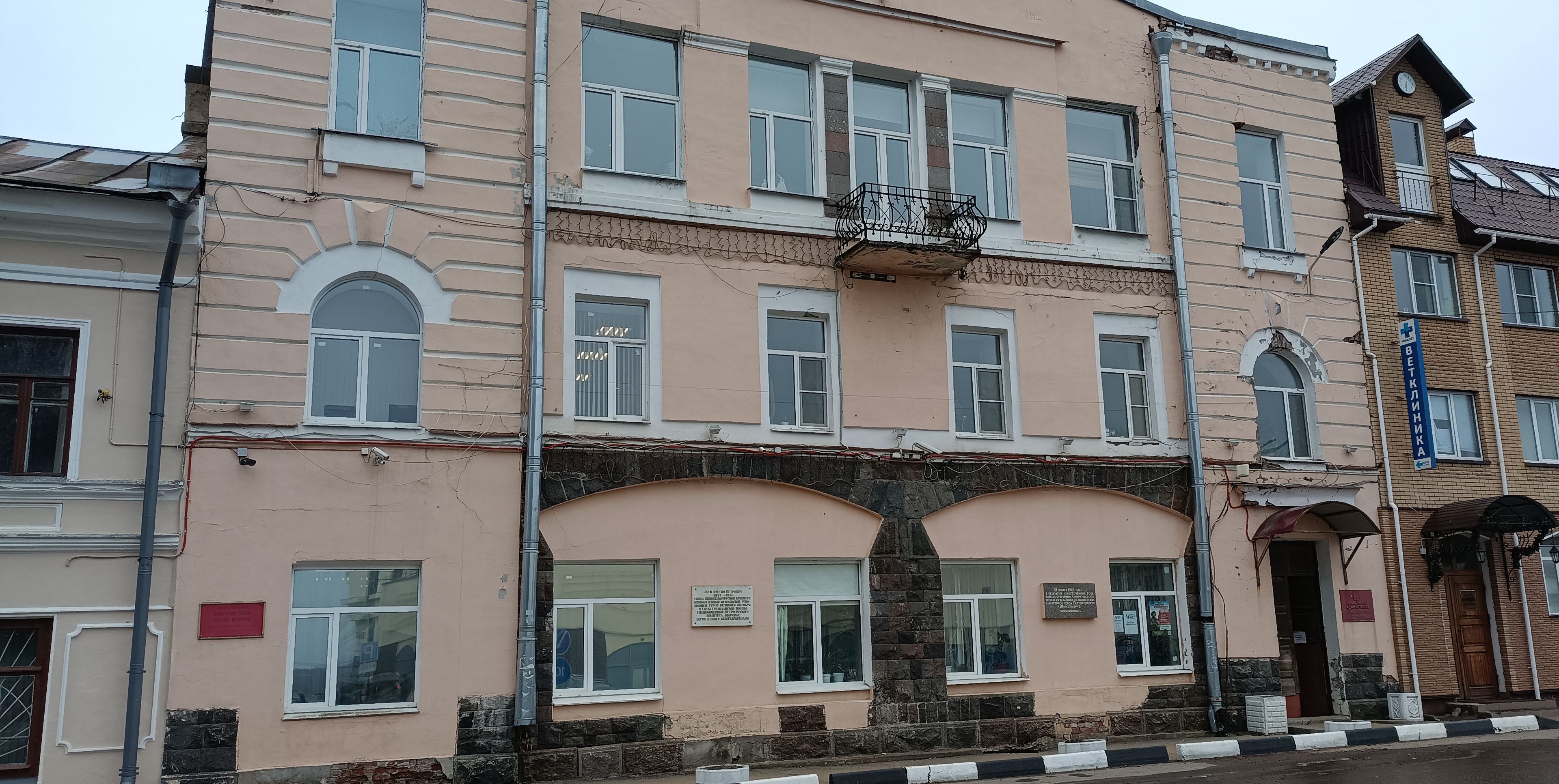 Здание гостиницы с магазинами