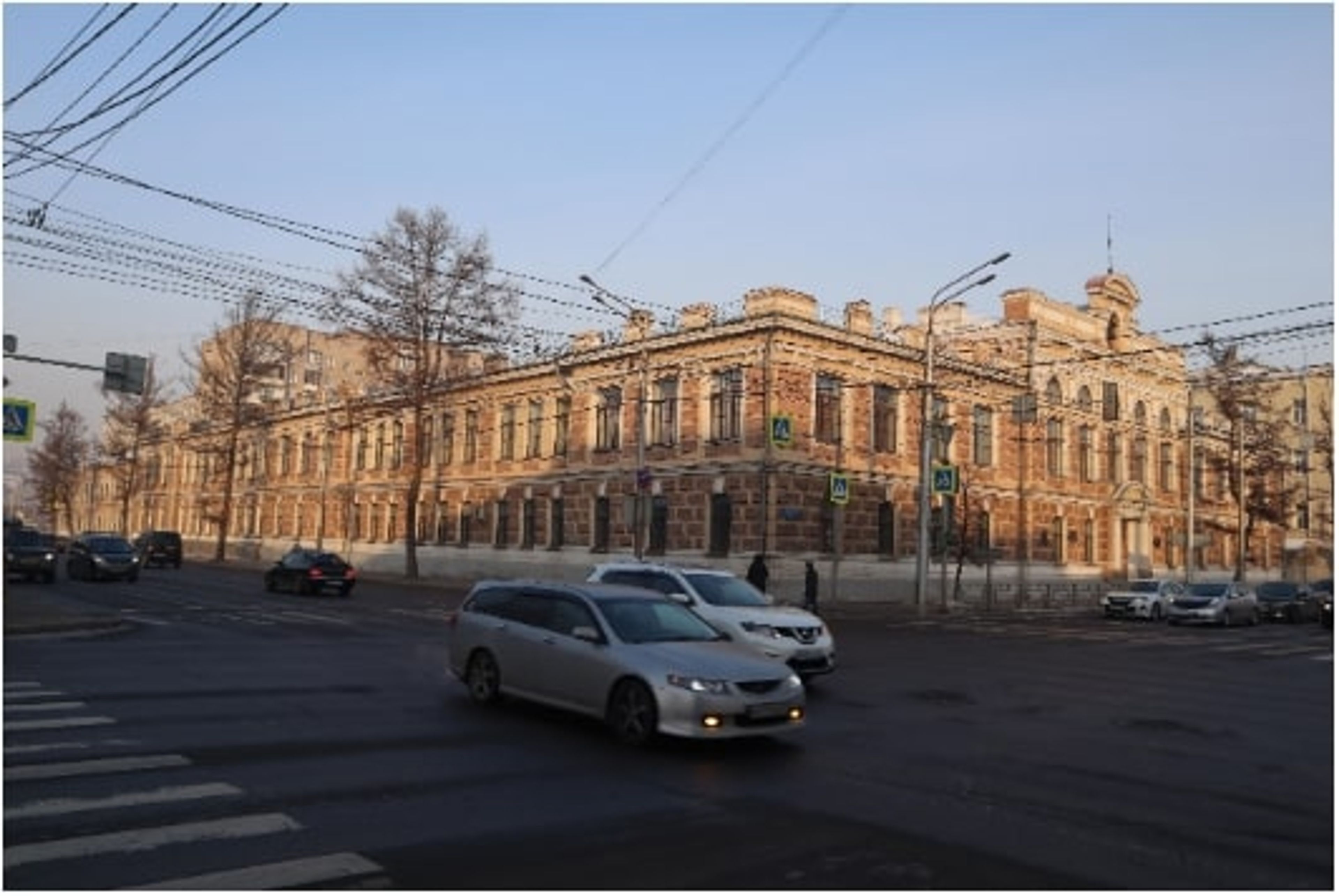 Здание, где в мужской гимназии учились в 1890–1895 гг. революционер Окулов Алексей Иванович, в 1899–1900 гг. первый хакасский учёный Буда Николай Мартемьянович, в 1882–1891 гг. художник Каратанов Дмитрий Иннокентьевич, в 1886–1892 гг. архитектор Чернышев Леонид Александрович и др. революционеры, учёные и деятели культуры